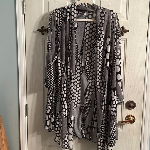 mirror image Tops - Mirror image 2X black and white polka dot duster